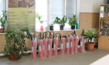 Општина Карпош обезбеди нови противпожарни апарати за сите училишта и градинки