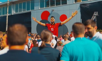 Во средното училиште „Ѓоце Стојчески“ промовиран мурал за фудбалерот Недим Бајрами по потекло од тетовско