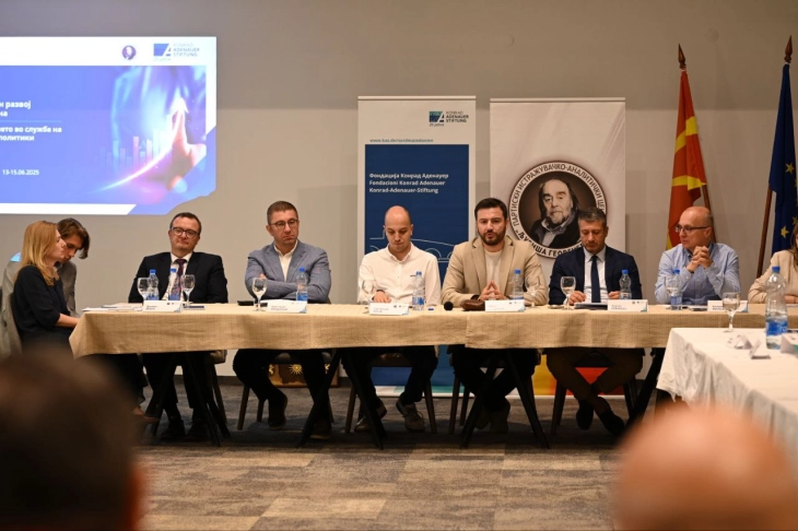 Мицкоски од обука на Конрад Аденауер: Македонија забрзано се трансформира