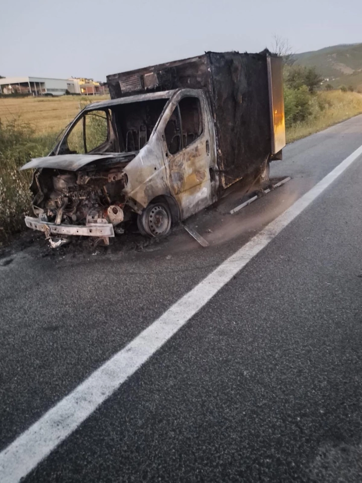 Пожар во камион што се движел на автопатот Скопје-Тетово, возачот пренесен во болница