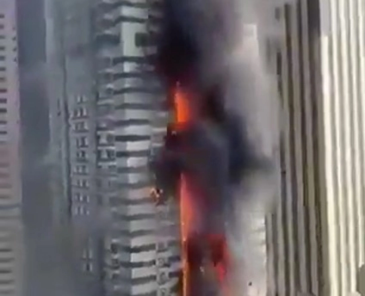 Голем пожар во Дубаи: Гореше небодер со 67 ката, евакуирани речиси 4.000 луѓе