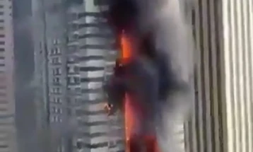 Голем пожар во Дубаи: Гореше небодер со 67 ката, евакуирани речиси 4.000 луѓе