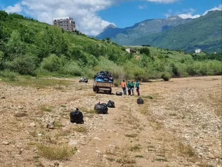 Во еколошка акција  исчистен дел од брегот на Дебарско Езеро кај градската плажа