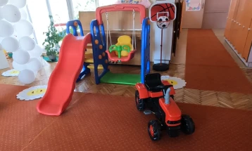 Група иселеници донираа реквизитит за комплетирање на Детски парк во клонот на градинката „23 Август“ во Берово