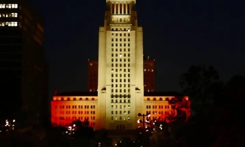 Asambleja e qytetit të Los Anxhelosit ndriçohet me ngjyrat e flamurit të Maqedonisë në kujtim të viktimave të tragjedisë së Koçanit