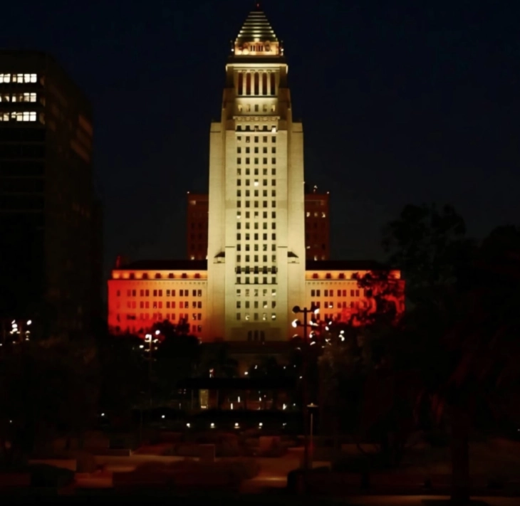 Градското собрание на Лос Анџелес осветлено во боите на македонското знаме во сеќавање на жртвите од трагедијата во Кочани