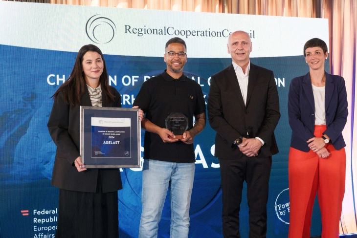 Podcasti Agelast fiton çmimin 