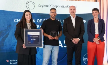 Podcasti Agelast fiton çmimin 