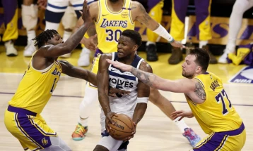 Контролниот пакет акции на Лејкерс продаден за 10 милијарди долари