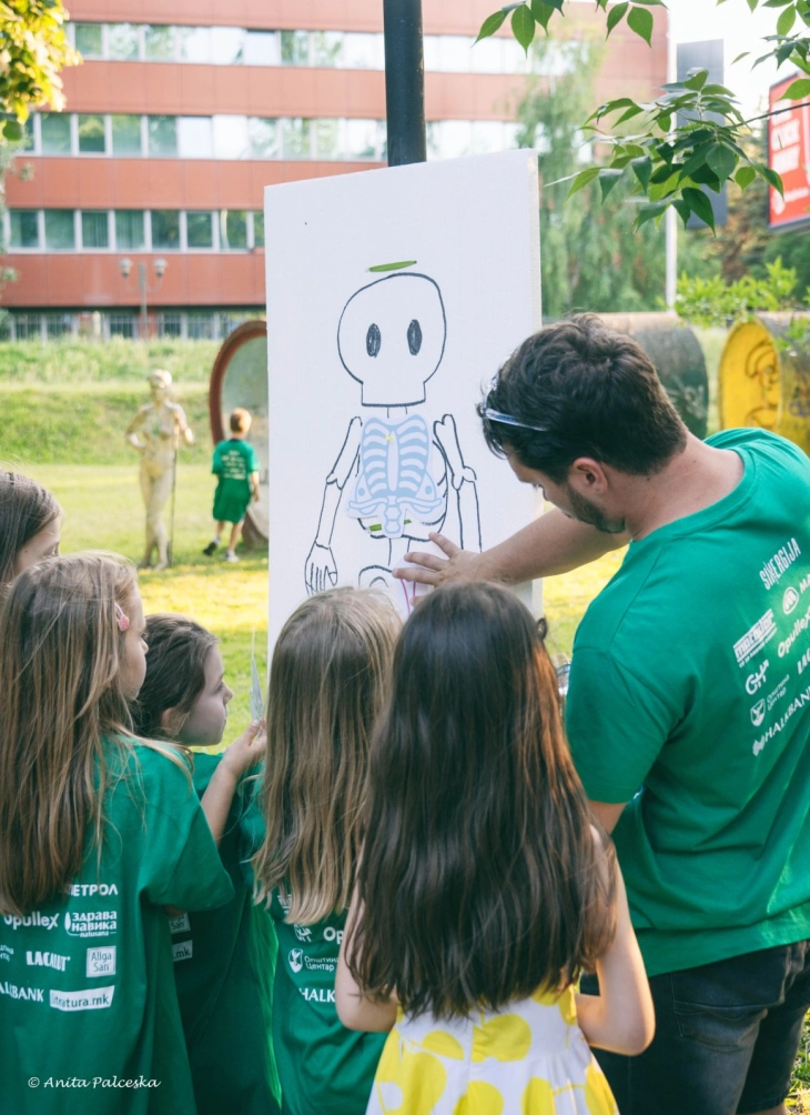 Новата учебна година со прегледи за рана детекција на сколиоза во Центар