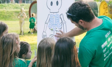 Новата учебна година со прегледи за рана детекција на сколиоза во Центар