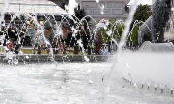 Сончево и топло, попладне нестабилна облачност со пороен дожд, грмежи и засилен ветер