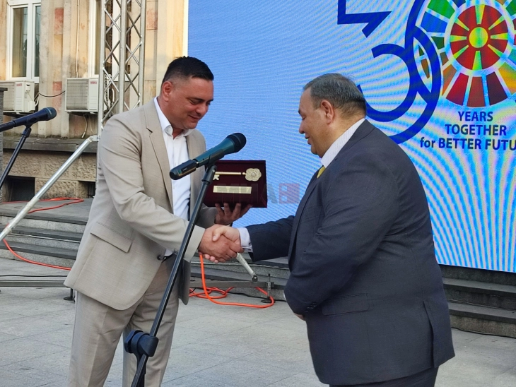 Претставникот на УНДП Григоријан доби симболичен клуч од Кавадарци како благодарност за соработката 