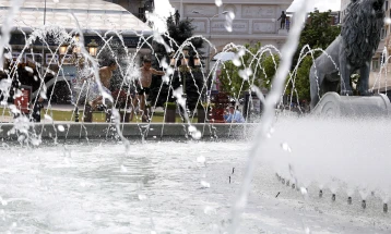 Mot me diell dhe i nxehtë, pasdite me vranësira të paqëndrueshme me shi të rrëmbyeshëm, bubullima dhe erë të fortë