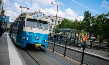 Një tramvaj doli nga binaret dhe goditi në një piceri në Suedi, lëndohen shtatë persona