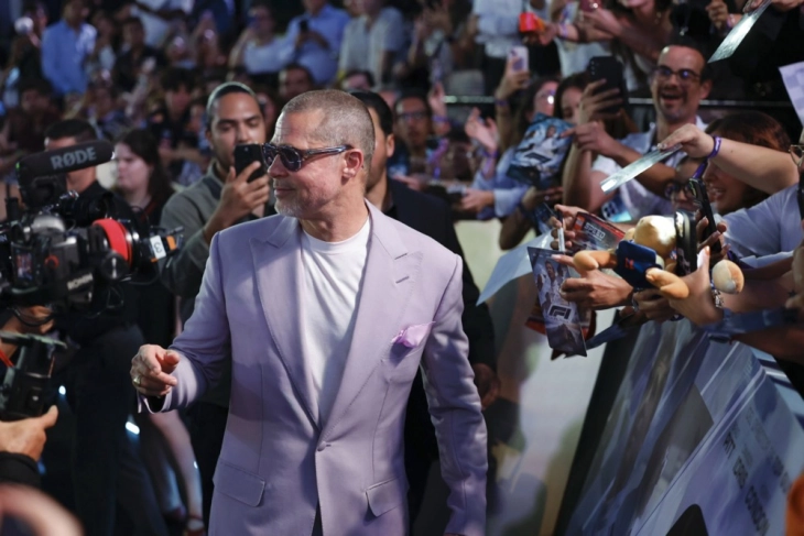 Бред Пит возеше формула 1 болид