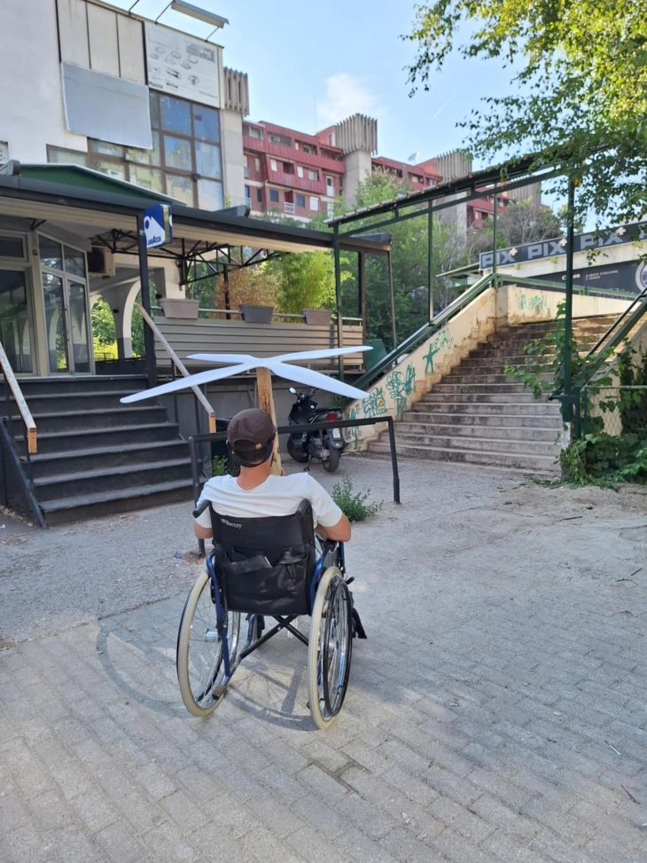 „Ограничена мобилност“ — уметничка акција што ги открива секојдневните предизвици на лицата со попреченост во Скопје