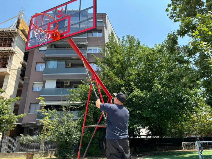 Герасимовски: Нови кошаркарски табли, детски реквизити, канти и клупи на повеќе локации во Центар