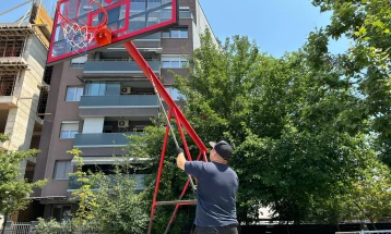 Герасимовски: Нови кошаркарски табли, детски реквизити, канти и клупи на повеќе локации во Центар
