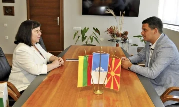 Градоначалникот на Охрид Пецаков се сретна со амбасадорката на Литванија Вилма Дамбраускиене