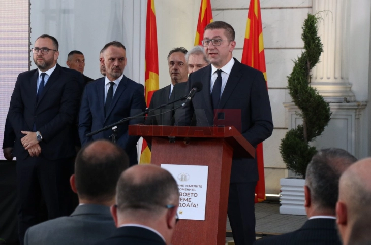 Човек сам може да направи разлика, но, сите може да направиме историја, порача премиерот Мицкоски