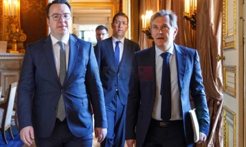 Nikolloski në takime në Paris me qëllim të përmirësimit të bashkëpunimit politik dhe ekonomik