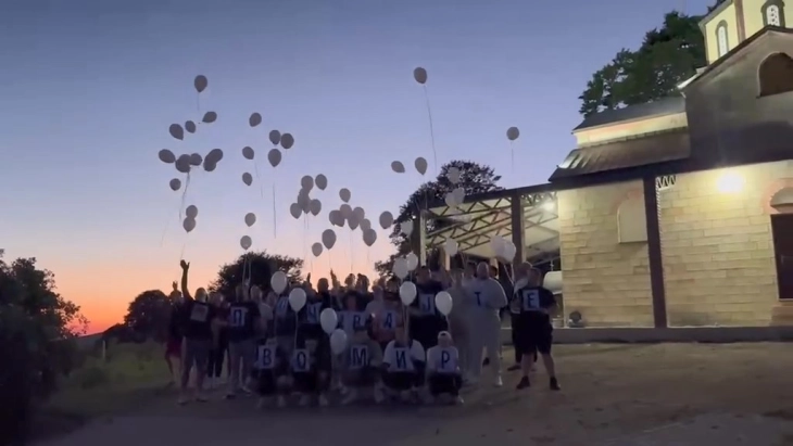 Повредените во „Пулс“ кои се рехабилитираат на Пониква пуштија 62 бели балони во чест на починатите и побараа простување што не ги спасиле