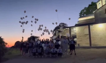 Повредените во „Пулс“ кои се рехабилитираат на Пониква пуштија 62 бели балони во чест на починатите и побараа простување што не ги спасиле