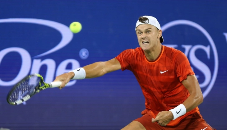 Холгер Руне ги продава своите скршени рекети за добротворни цели