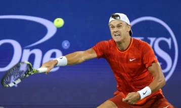 Холгер Руне ги продава своите скршени рекети за добротворни цели