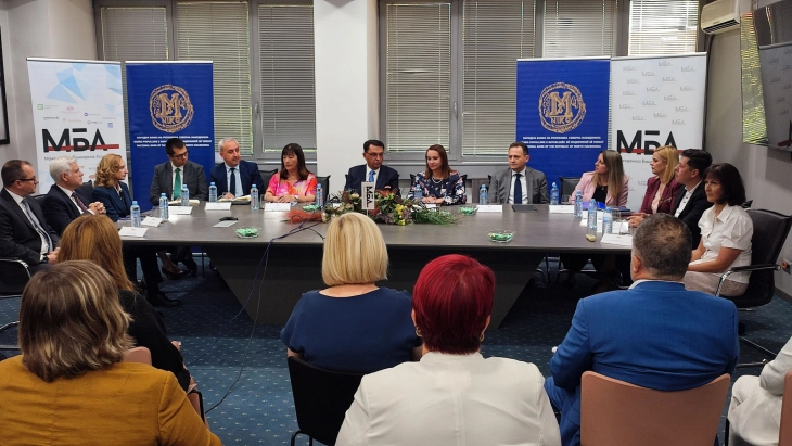 Славески побара банките да ги намалат надоместоците за извршување на плаќањата за граѓаните и компаниите