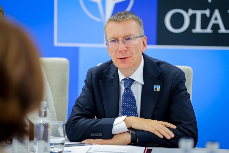 Takim i Siljanovska-Davkovës me presidentin e Letonisë, Rinkeviçs