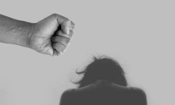 Кавадарчанка пријавила дека ја вознемирува сопругот од кој се разведува 