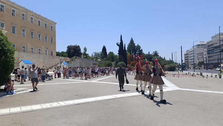 Кулминира првиот топлотен бран во Грција за ова лето (Фото)