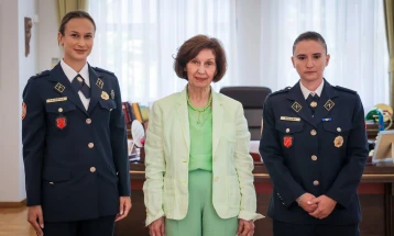 Сиљановска-Давкова ги прими припадничките на Армијата кои успешно ја завршија обуката во САД