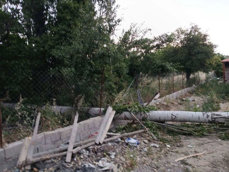 Бандера паднала и предизвикала пожар, паднати и големи гранки од дрвја како последица на невремето во општина Кавадарци 