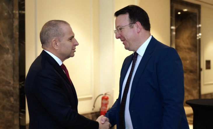 Средба на Николоски со бугарскиот колега Караџов, договорена нова средба за придвижување на работите на железничкиот Коридор 8