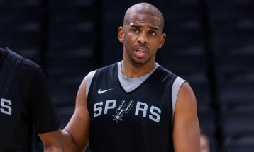 Крис Пол може да заигра со Џејмс и Дончиќ во Лејкерси