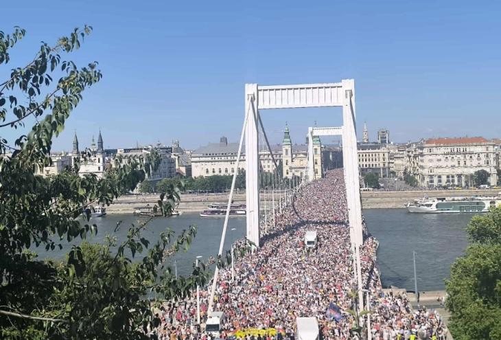 Стотици илјади луѓе се собраа на 30-годишнината од Парадата на гордоста во Будимпешта и покрај забраната