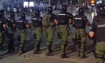 Тензично во центарот на Белград - полицијата одговори на провокации и напади од дел од демонстрантите