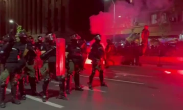 Српската полиција употреби солзавец за да растера демонстранти во центарот на Белград