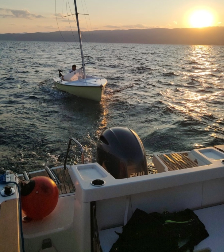 Полициски службеници спасиле четири лица од оштетена едрилица во Охридското Езеро