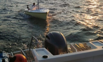 Полициски службеници спасиле четири лица од оштетена едрилица во Охридското Езеро