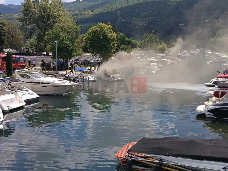 (видео и фото) Пожар на глисер закотвен во Студенчишкиот канал во Охрид