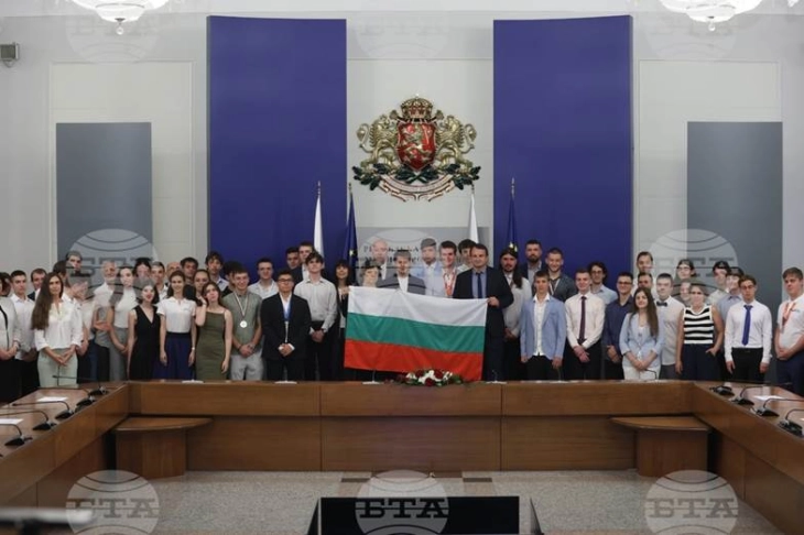 Жељазков им го врачи националното знаме на Олимписките тимови по природни науки за 2025 година