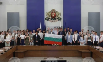 Жељазков им го врачи националното знаме на Олимписките тимови по природни науки за 2025 година