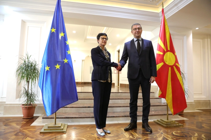 Еврокомесарката Кос пристигна во Скопје, во тек средба со премиерот Мицкоски