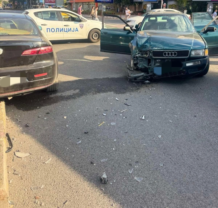 Dy persona janë lënduar rëndë në një aksident komunikacioni në qendër të Shkupit