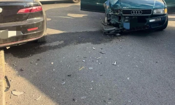 Dy persona janë lënduar rëndë në një aksident komunikacioni në qendër të Shkupit