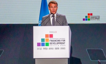 Макрон: Царините што ги наметнуваат силните држави се форма на уцена